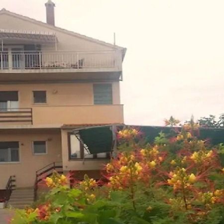 Apartments And Rooms Ognjen - Family Apartments With Free Parking 贝蒂纳 外观 照片