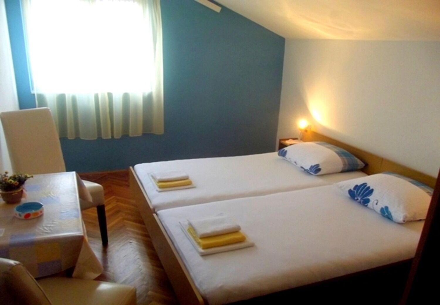 Apartments And Rooms Ognjen - Family Apartments With Free Parking 贝蒂纳 外观 照片