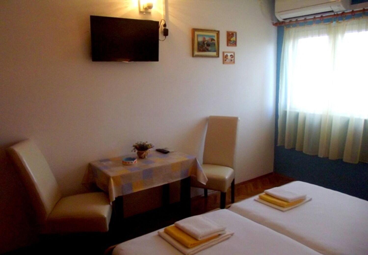 Apartments And Rooms Ognjen - Family Apartments With Free Parking 贝蒂纳 外观 照片
