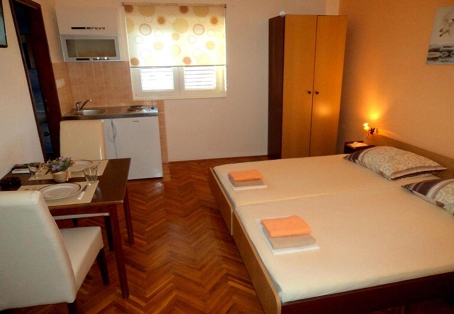 Apartments And Rooms Ognjen - Family Apartments With Free Parking 贝蒂纳 外观 照片