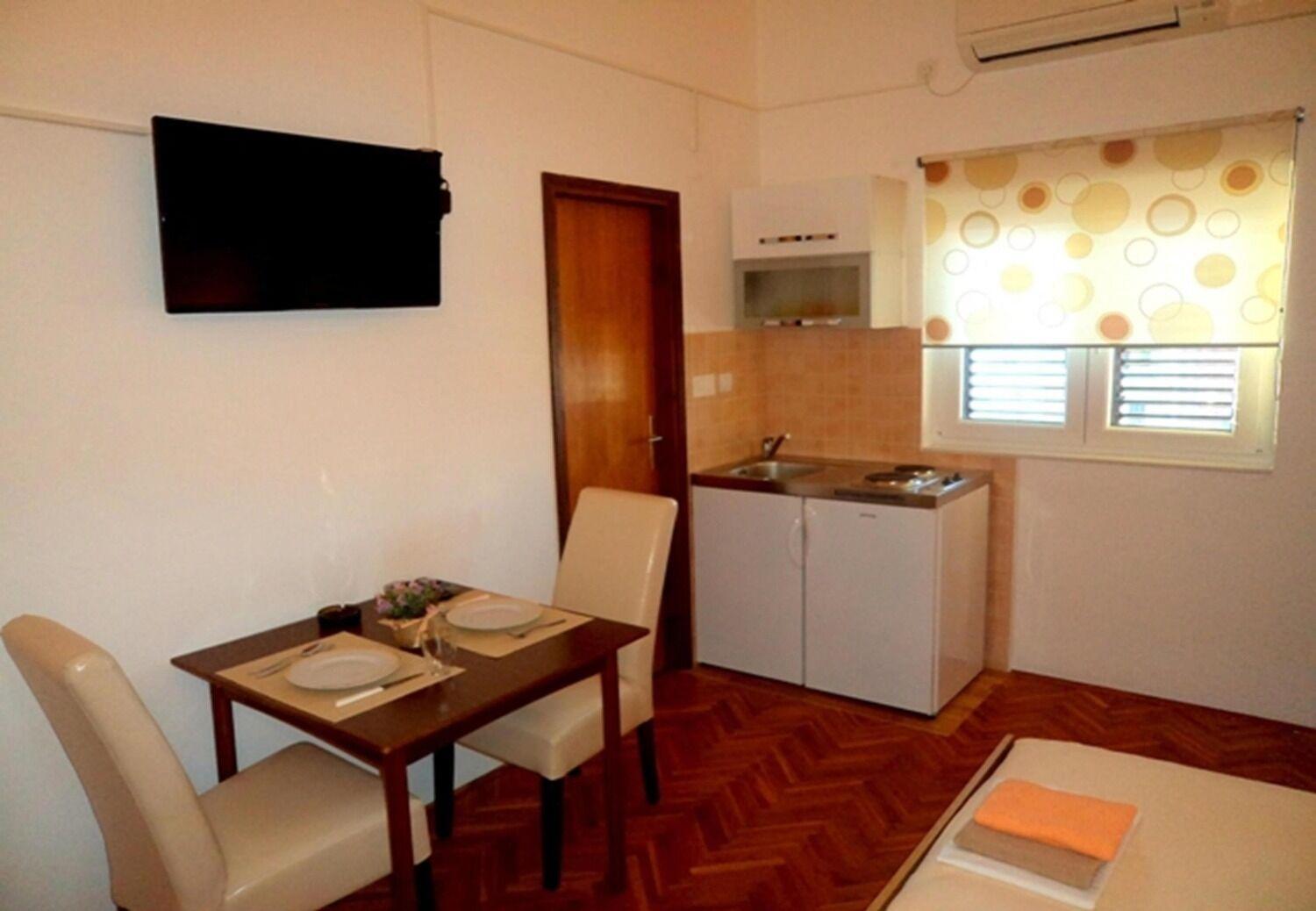 Apartments And Rooms Ognjen - Family Apartments With Free Parking 贝蒂纳 外观 照片