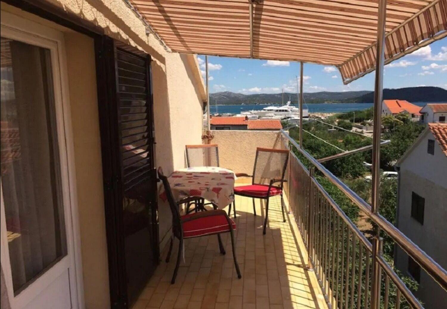Apartments And Rooms Ognjen - Family Apartments With Free Parking 贝蒂纳 外观 照片
