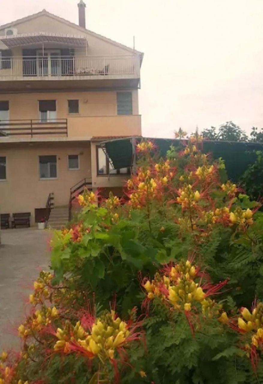 Apartments And Rooms Ognjen - Family Apartments With Free Parking 贝蒂纳 外观 照片