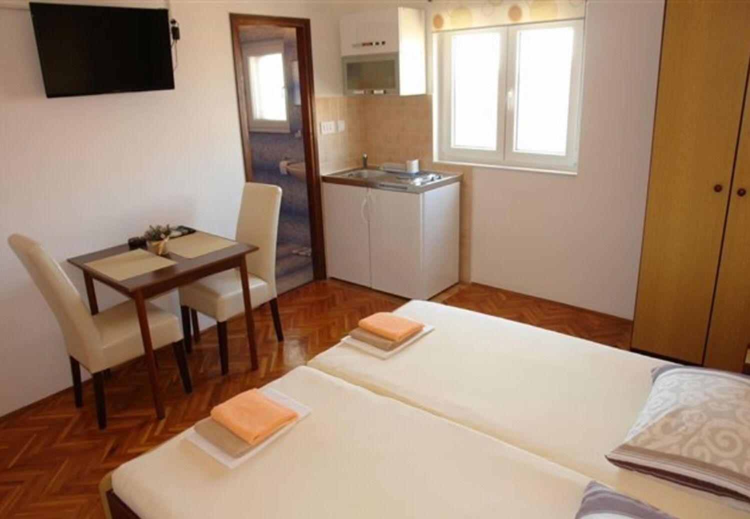 Apartments And Rooms Ognjen - Family Apartments With Free Parking 贝蒂纳 外观 照片