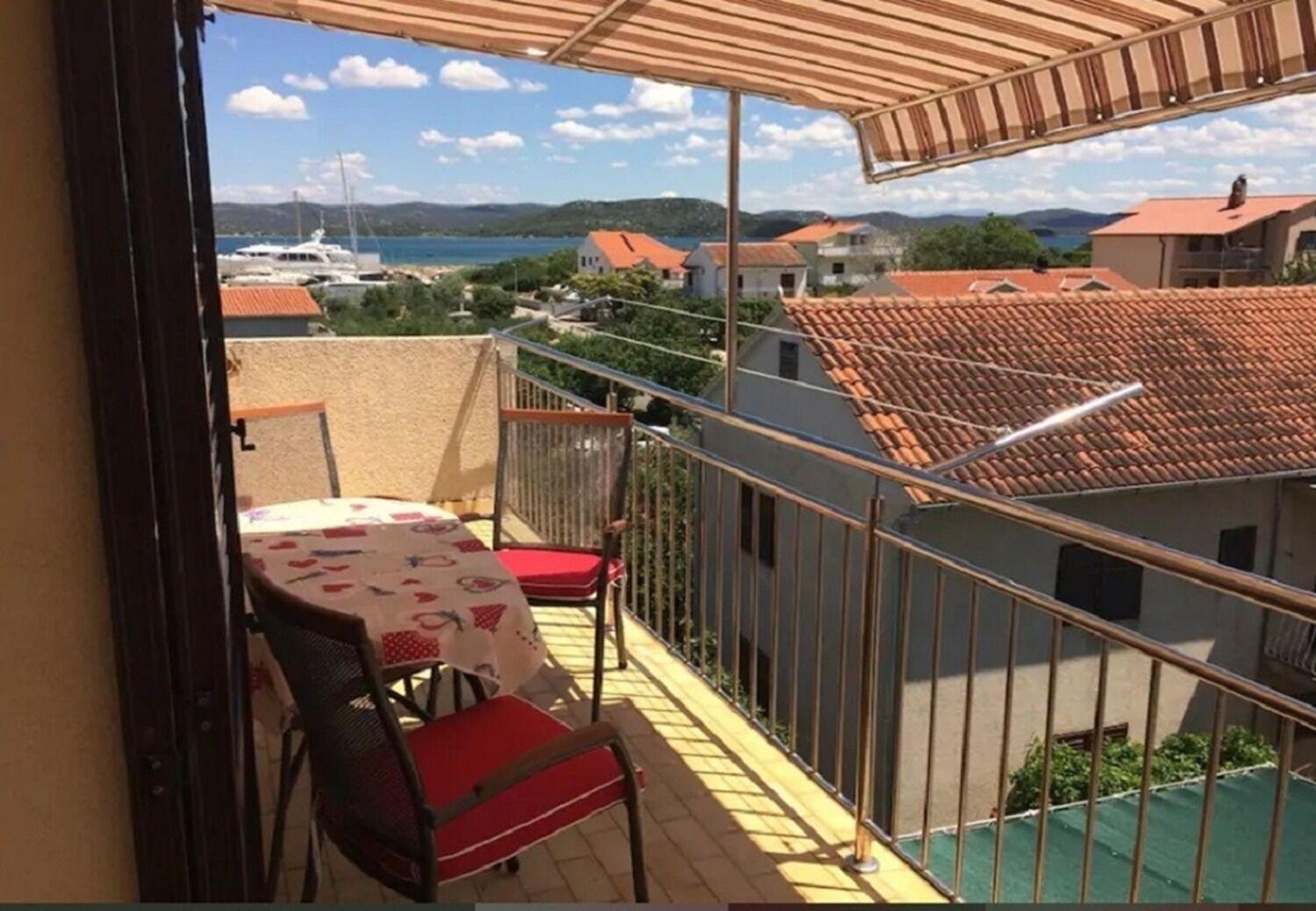 Apartments And Rooms Ognjen - Family Apartments With Free Parking 贝蒂纳 外观 照片