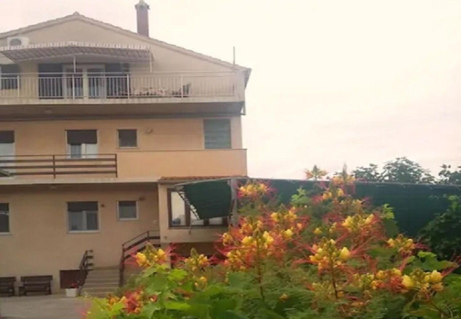 Apartments And Rooms Ognjen - Family Apartments With Free Parking 贝蒂纳 外观 照片