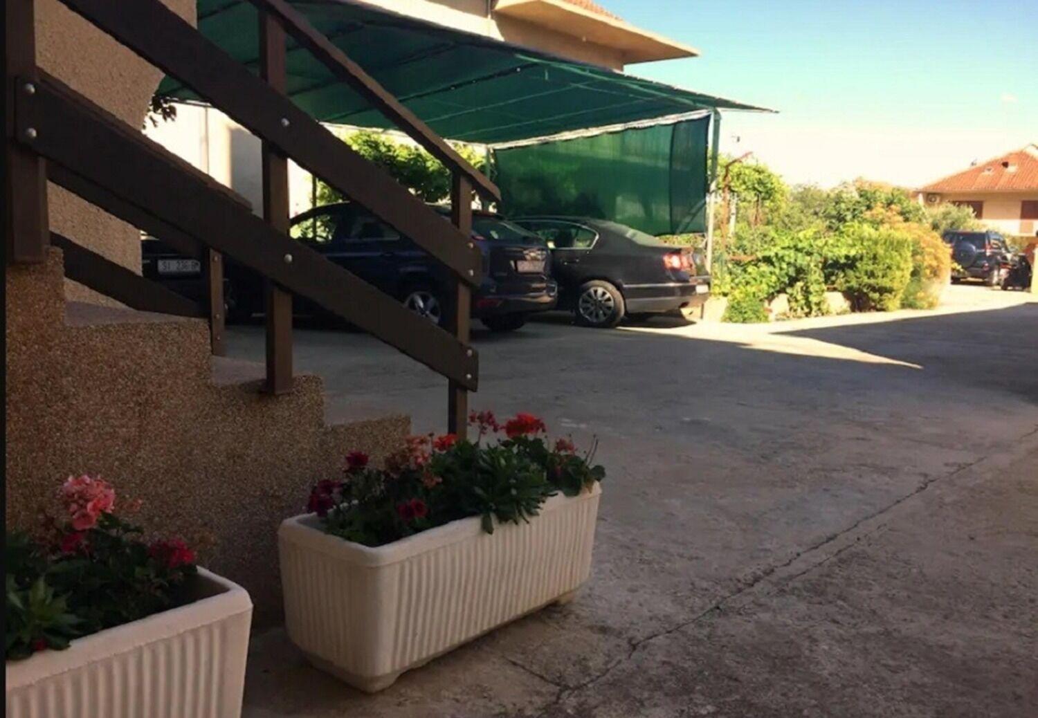 Apartments And Rooms Ognjen - Family Apartments With Free Parking 贝蒂纳 外观 照片